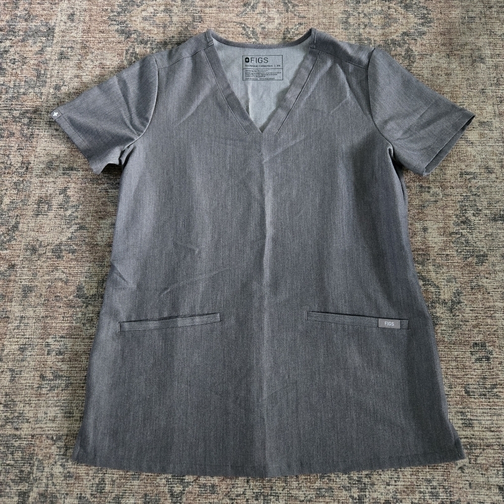 EUC Figs Casma Three-Pocket Scrub Top V-Neck FIONx Gray Short Sleeve Women's XS